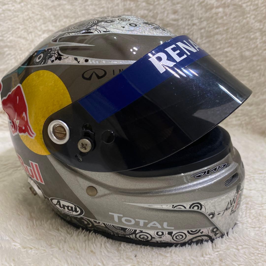 F1 レッドブル　1/2ヘルメット　セバスチャンベッテルモデル