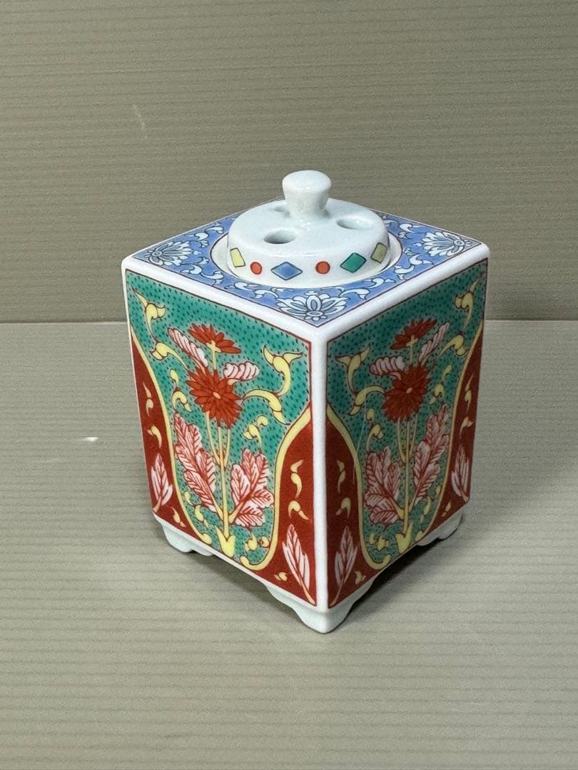 2277  伊万里徳右衛門　錦菊花文角香炉