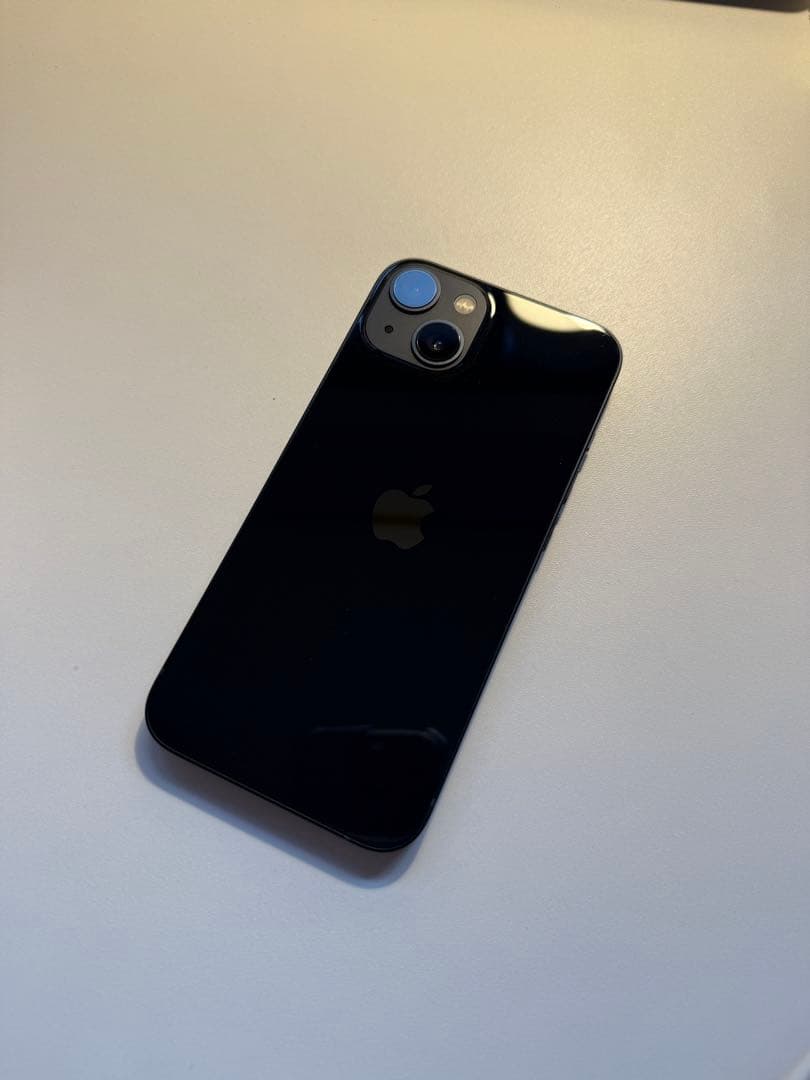 iPhone 13 ブラック　デュアルカメラ搭載、6.1インチディスプレイ