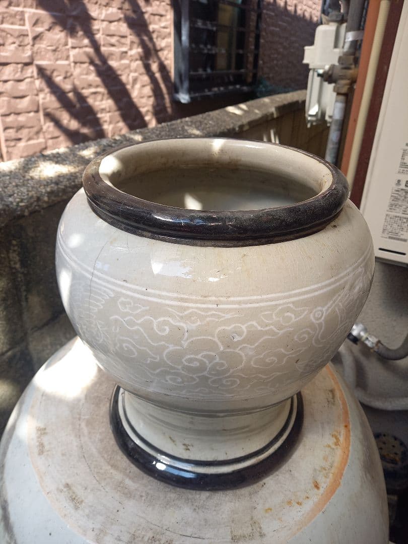 高さは、30cm　口20cm大きな壺
