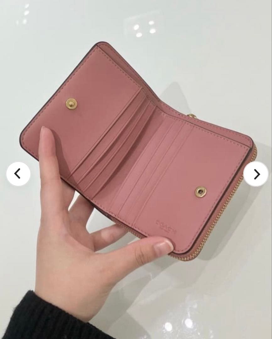 コーチ　エッセンシャル ビルフォールド ウォレット・チャーム　ピンク