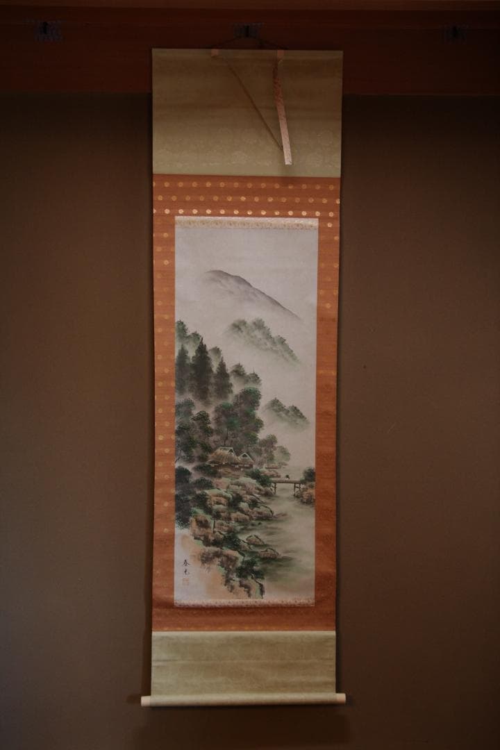 共箱（裏書あり）付き　彩色山水の図　　在銘：春光 山水画 掛軸