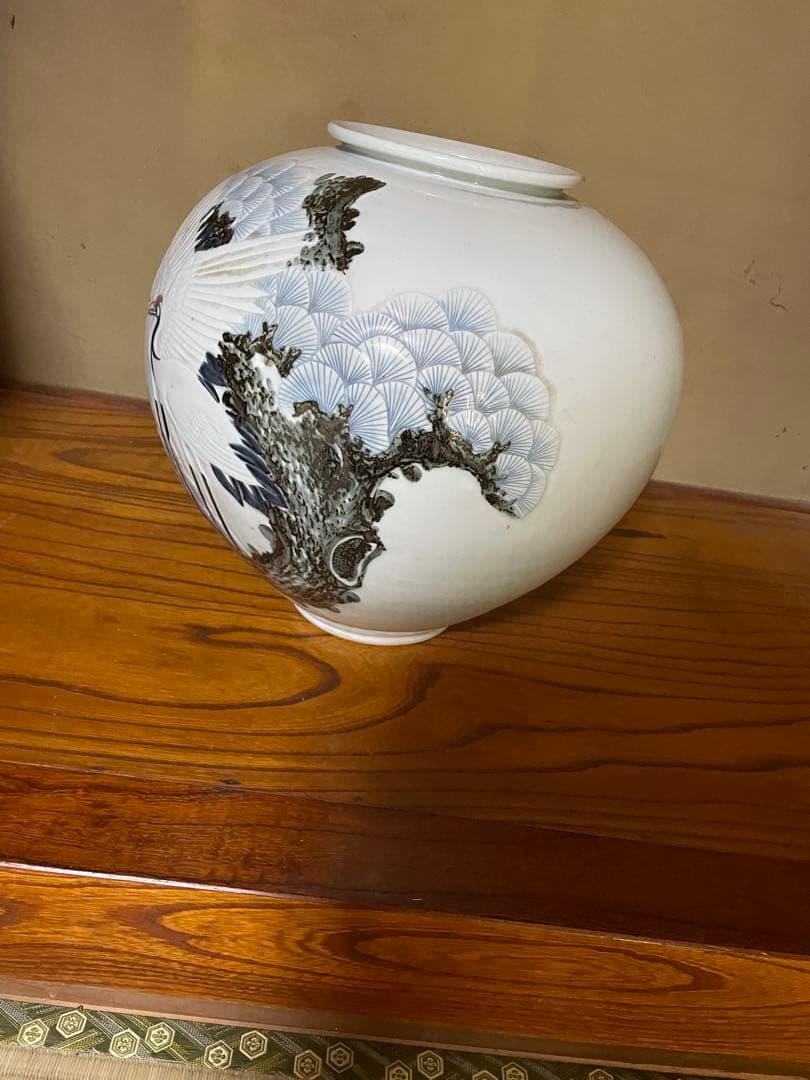 高麗白磁の象嵌（ぞうがん）壺　大壺 旭日鶴老松　象嵌壺　40x40