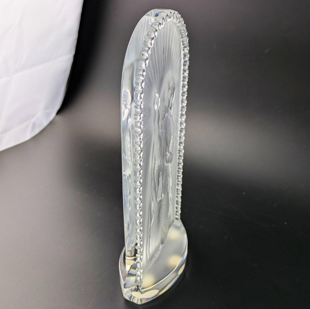 ★ラリック 祈りを込めた跪く聖母子像—神秘の輝きと慈愛の光輪が宿る逸品サインあり