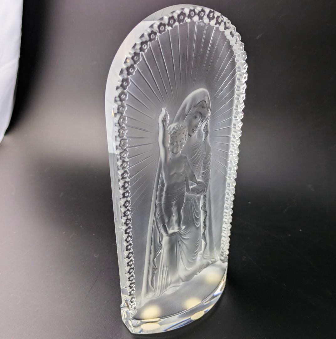 ★ラリック 祈りを込めた跪く聖母子像—神秘の輝きと慈愛の光輪が宿る逸品サインあり