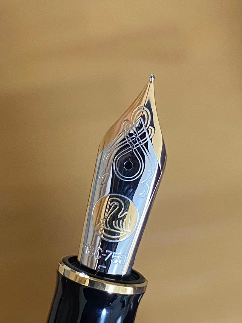 Pelikan M1000 万年筆とロイヤルブルーインクのセット。