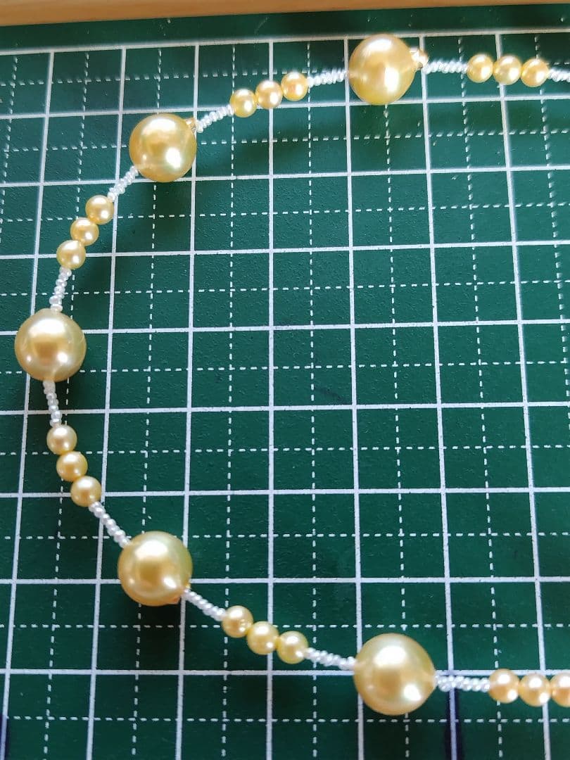 アコヤ真珠、あこやベビーパール　ゴールド(染)と、あこや砂芥子パール、オメガ風