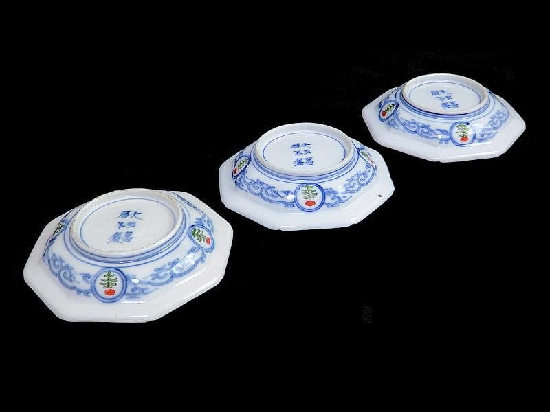 大聖寺伊万里　金襴手　菊に団龍紋　岩に欄干の図　八角４寸皿D702AS-CEd