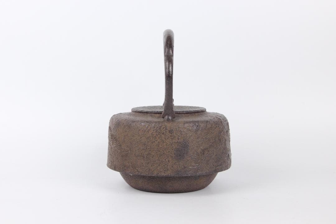 南部鉄器　金孤堂　松竹梅彫　馬摘蓋　鉄瓶　容量約1000ml　 Eo21-30