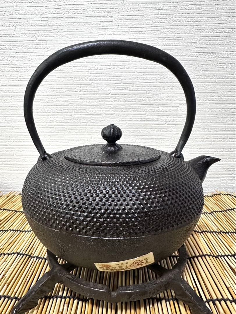 未使用品、栞、一級品合格証貼付　南部三厳堂名人東仙作　南部鉄瓶　南部鉄器　鉄瓶