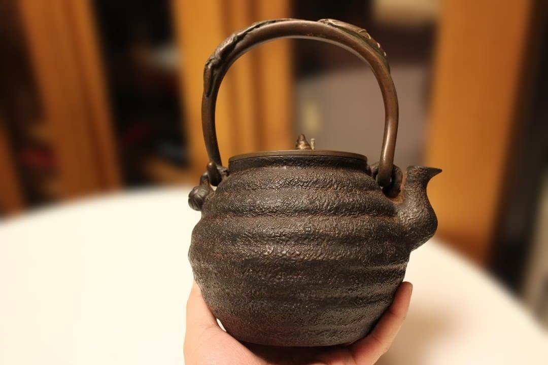 整*屋様 古鉄瓶　小振り亀文堂芋頭鉄瓶　希少品　水漏れなし・状態良好