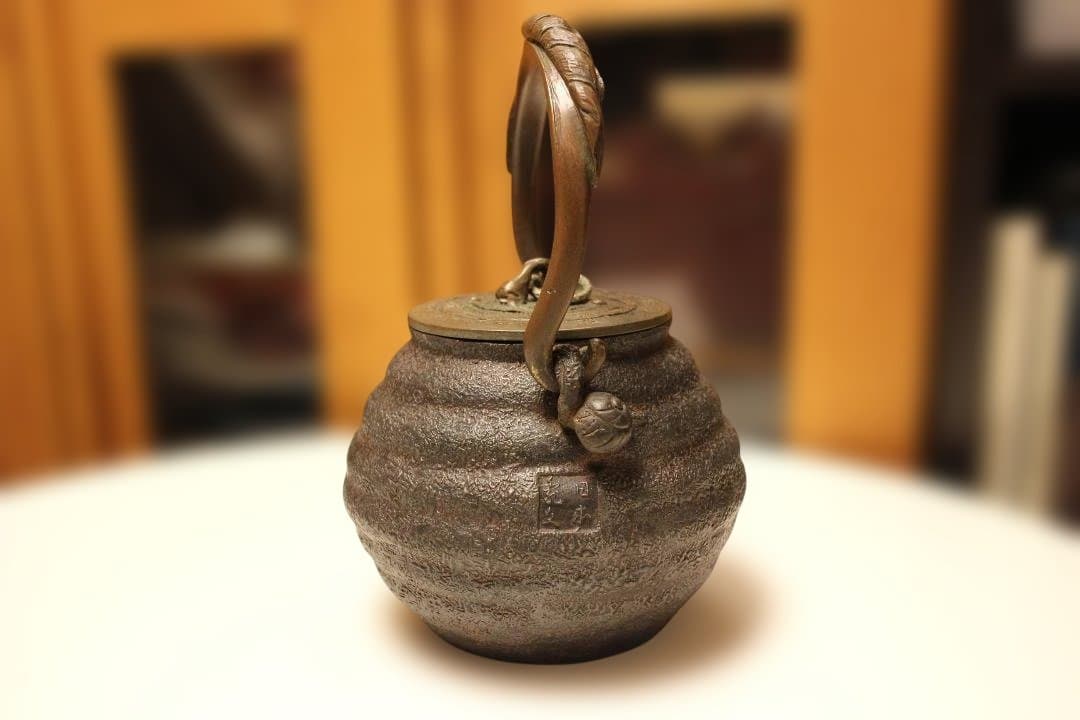 整*屋様 古鉄瓶　小振り亀文堂芋頭鉄瓶　希少品　水漏れなし・状態良好