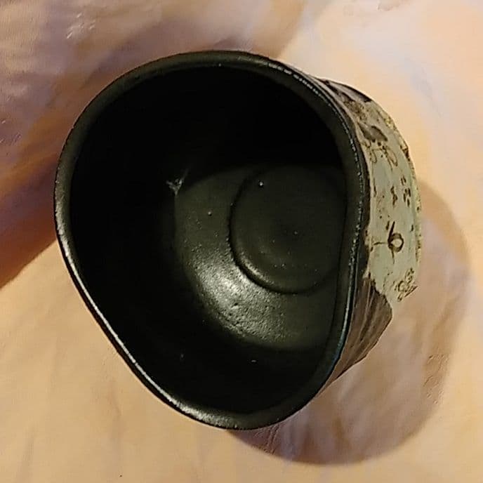 豪快 圧巻の黒織部 沓(くつ)茶碗！ 時代 江戸後期 骨董アンティーク