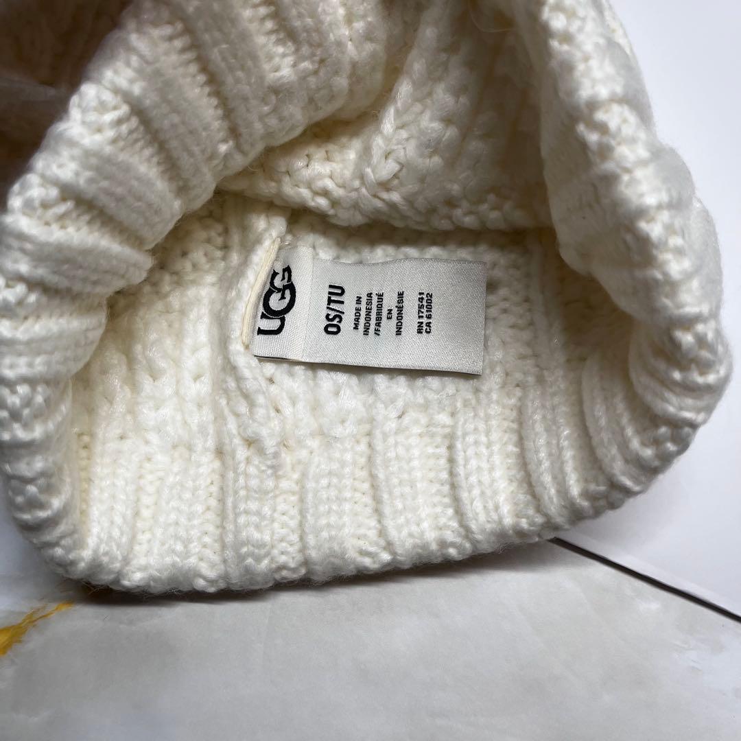 【新品未使用】UGG ポンポン付きニット帽 ホワイト　01