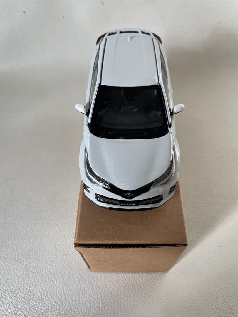 トヨタ C-HR GRスポーツ ① 070 ホワイトパールクリスタルシャイン