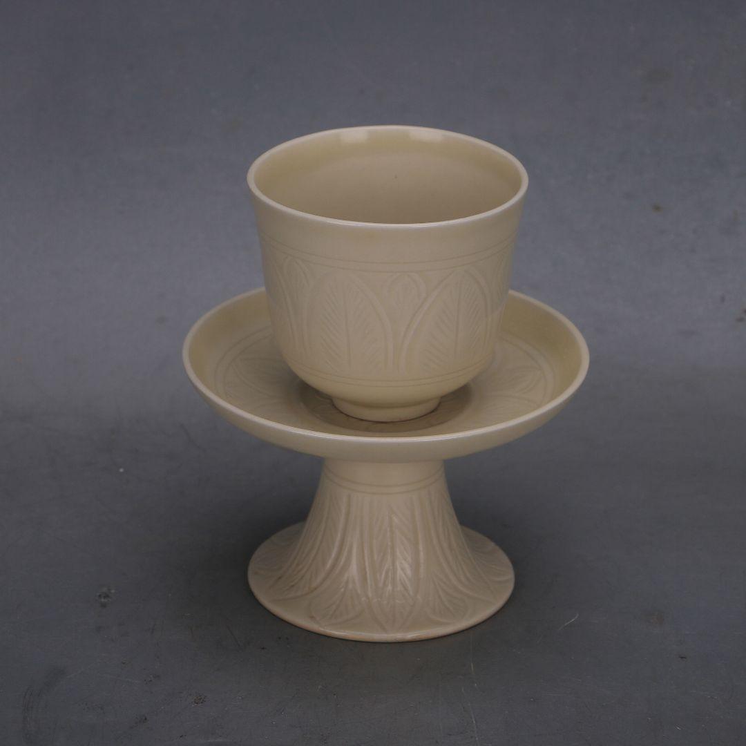宋定窯暗刻纏枝花卉高足杯  景徳鎮 陶磁器 装飾品 工芸品 美術品 置物