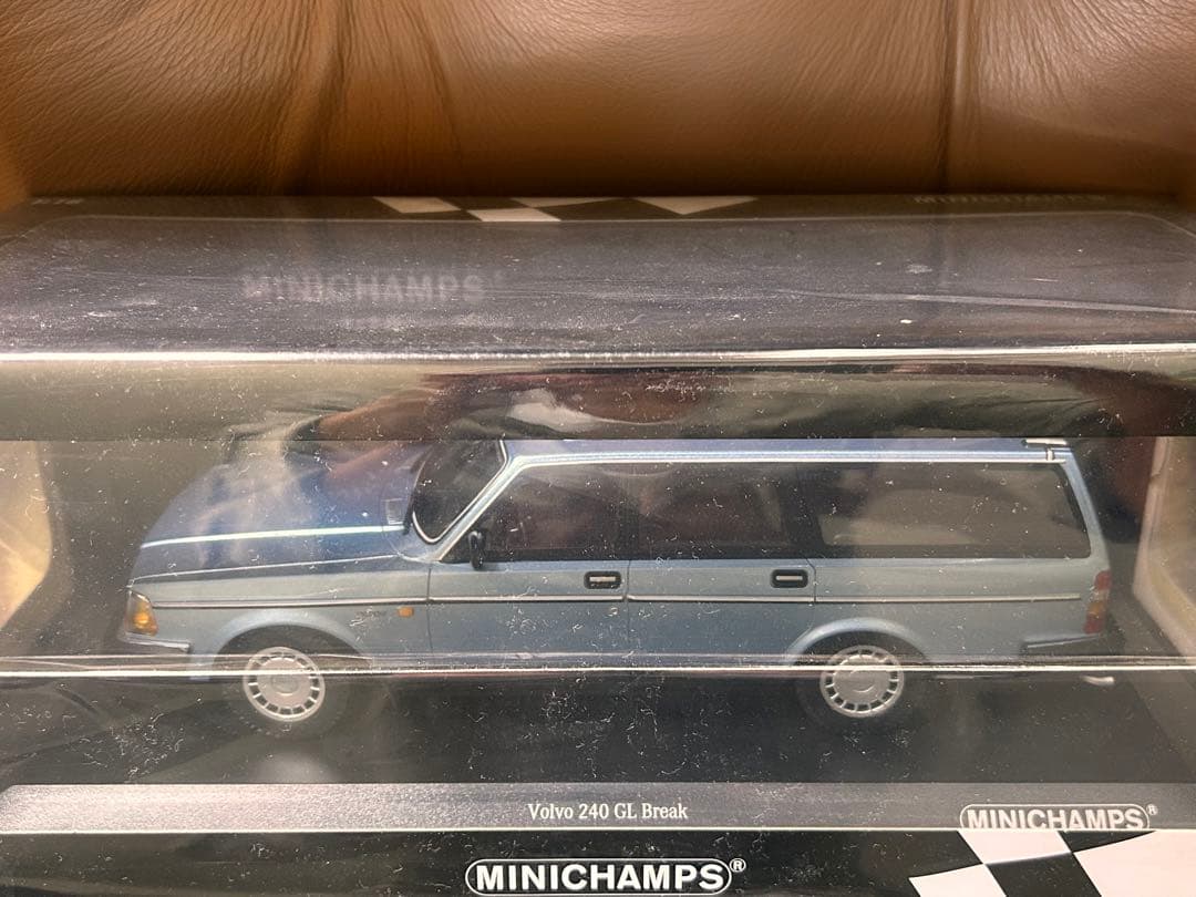 ミニチャンプス 1/18 ボルボ 240 GLブレーク1986 ブルーメタリック
