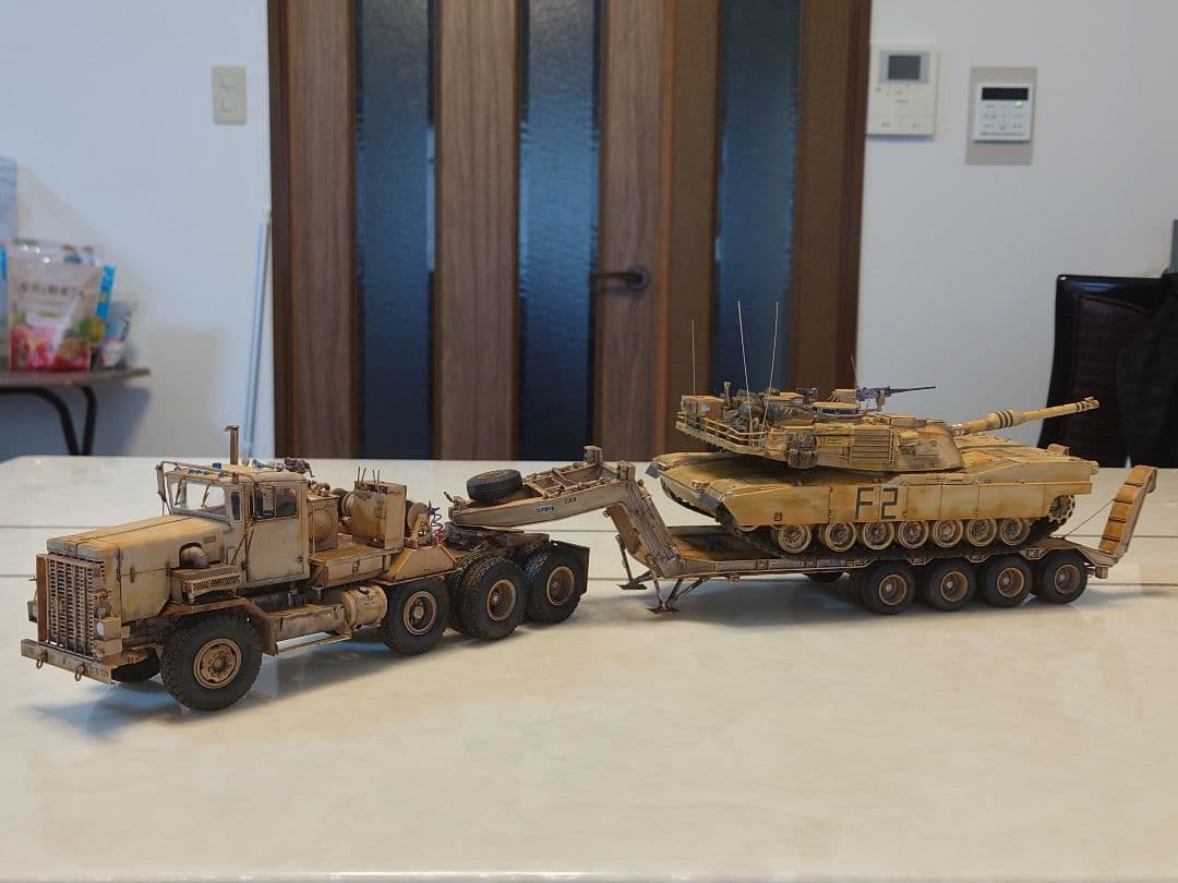 ホビーボス　戦車運搬車＆重装備セミトレーラー＆タミヤ　エイブラムス　1/35