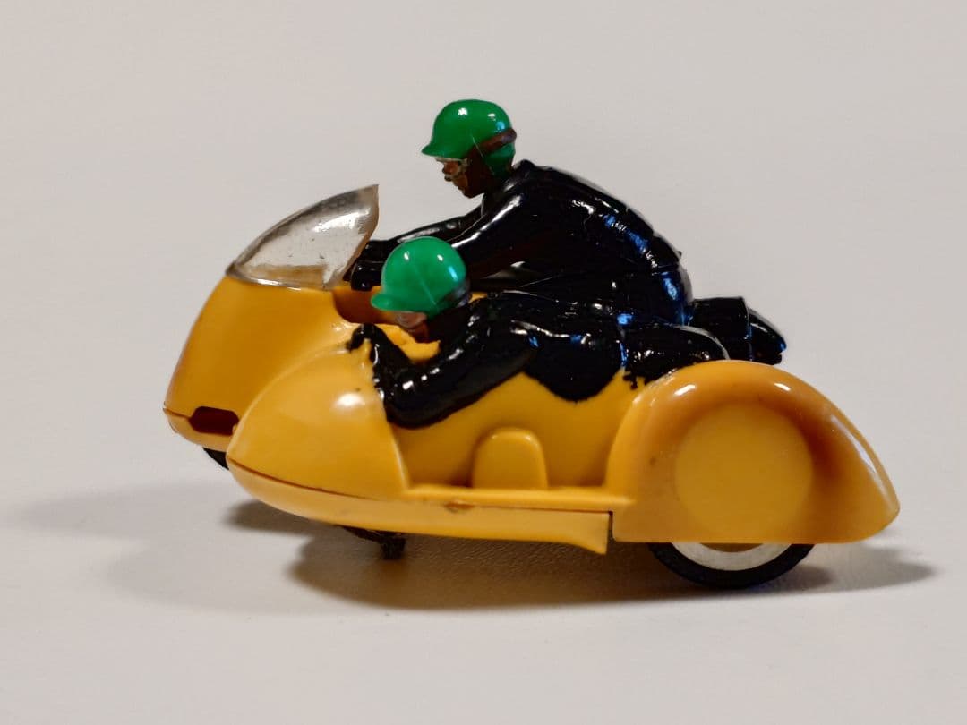 Triang SCALEXTRIC TYPHOON （黄色/緑ヘル）