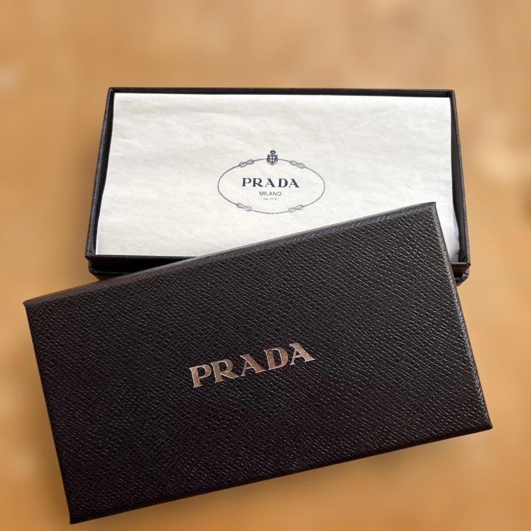 PRADA iPhone16ケース　グリーン　iPhone16