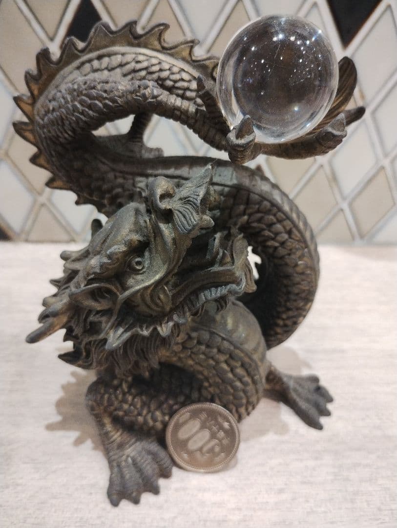 ドラゴンデザインの金属製置物