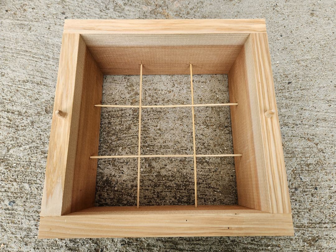 熟練大工作製、柾目板使用で重箱の節抜けの心配なし、日本蜜蜂３段重箱式巣箱