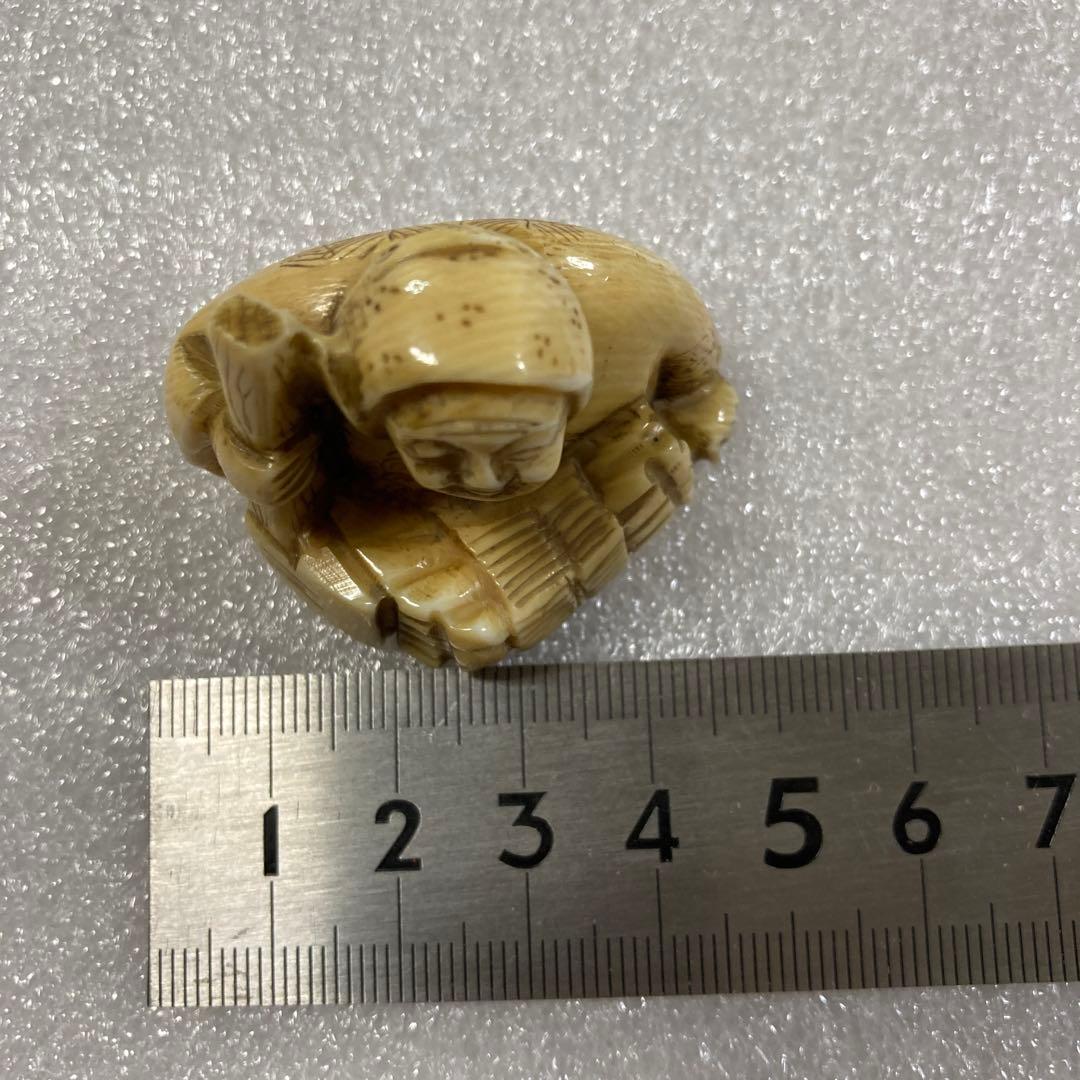 極上　天然素材　薪・斧を持つ爺　彫刻　根付 提げ物　置物
