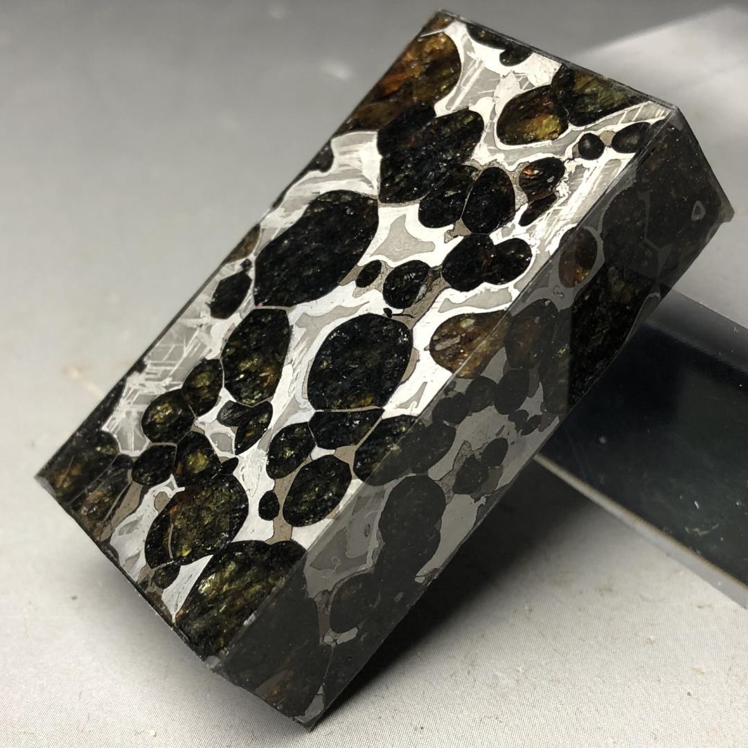 パラサイト隕石 隕石　石鉄隕石　セリコ隕石 美品　重さ約72ｇ　台付