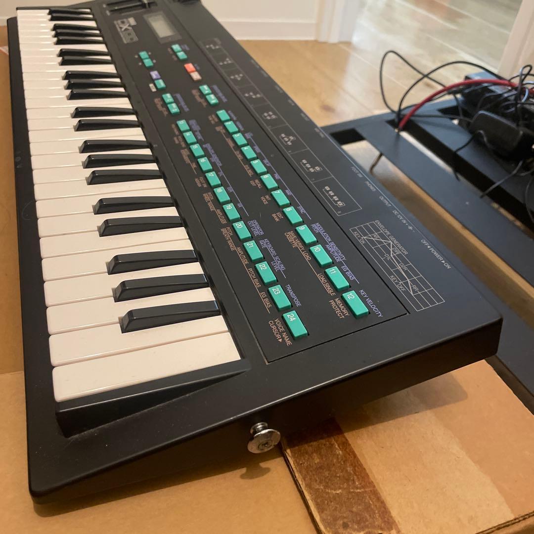 Yamaha DX100 シンセサイザー