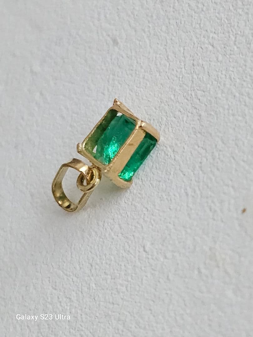K１８コロンビア産エメラルド　ペンダント５x４mm