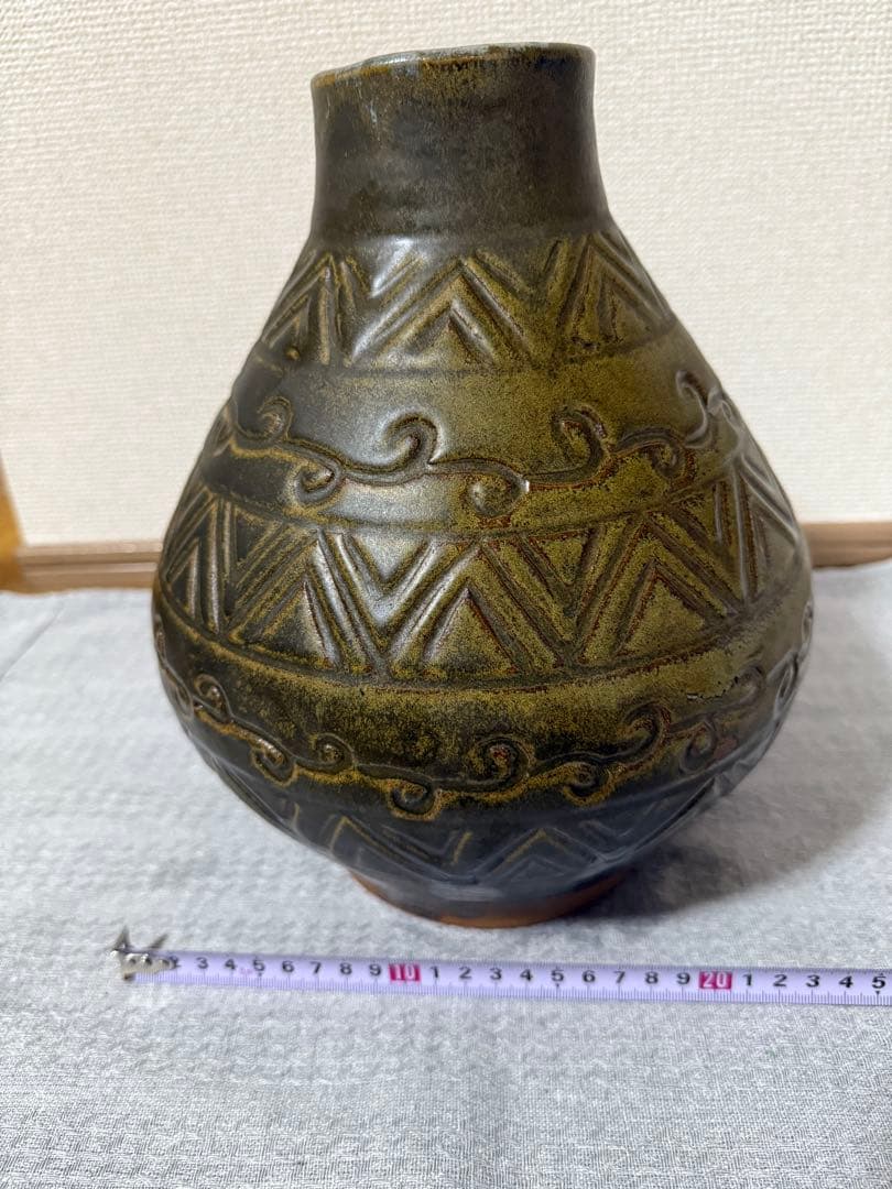 幾何学模様のダークグリーン茶色陶器花瓶 昭和レトロ アンティーク