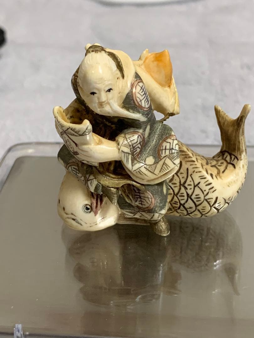 天然素材根付けアンティーク品寿老人と魚彫ってます。
