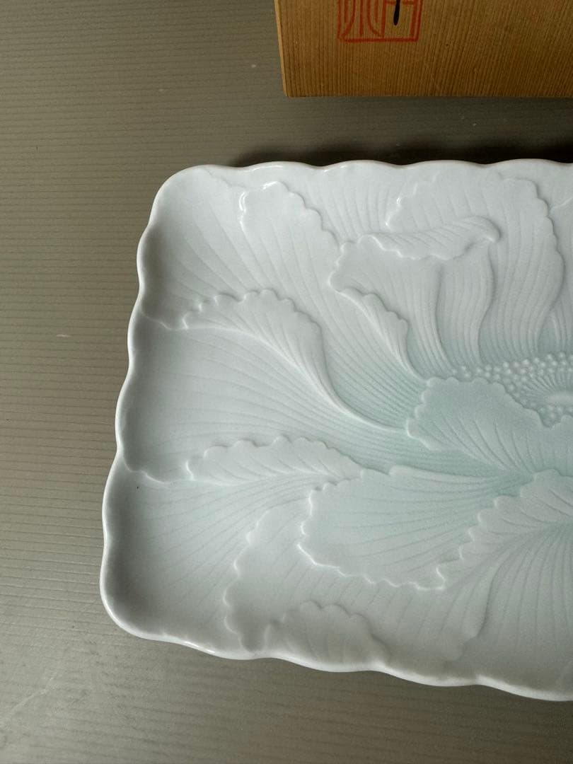 2454 有田焼　其泉作　青白磁牡丹彫　盛皿　未使用