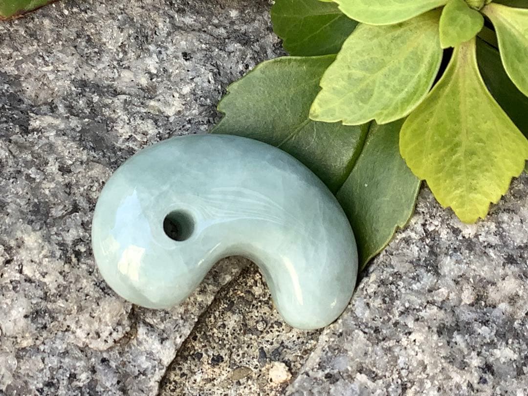 ✳神さまからの贈り物‼️糸魚川翡翠氷種勾玉　アイスジェイド　本物高額品　鑑別書付‼️