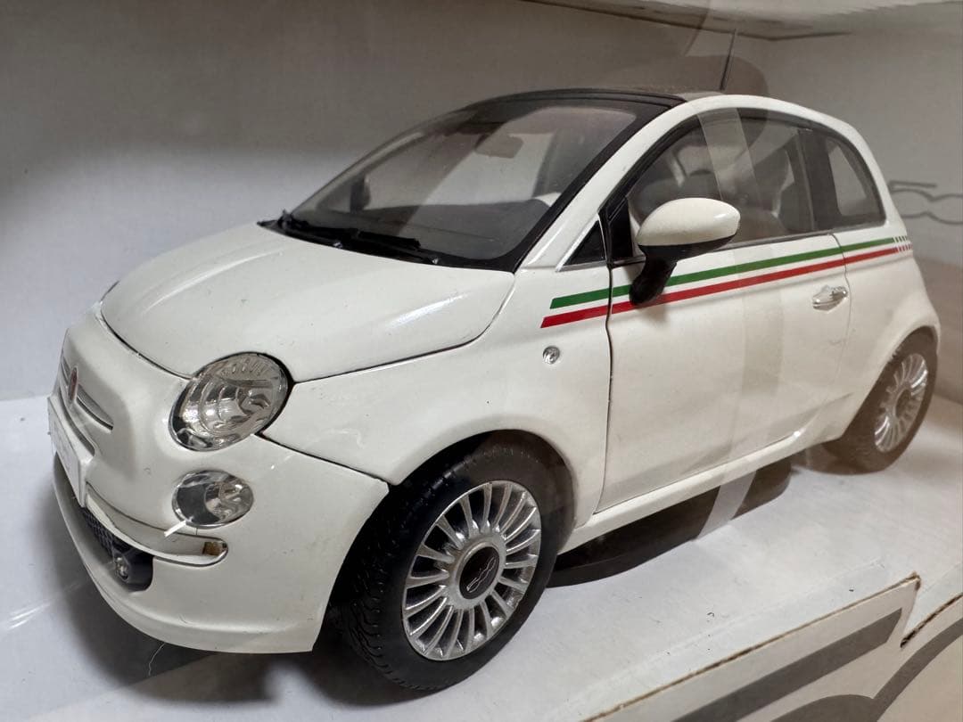 1/18 MONDO MOTORS製モデルカー　フィアット500