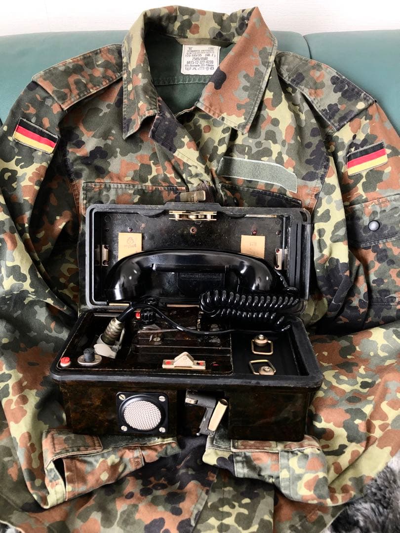 ￼★ドイツ軍放出品 NVA 野戦電話機 FF63S ★ドイツ軍迷彩服のおまけ付き