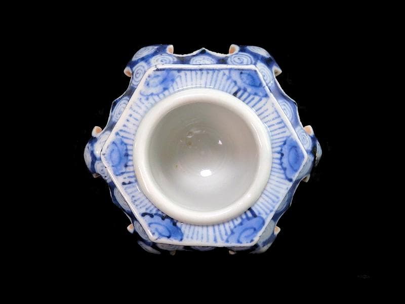 古伊万里　染付　壺型透かし 渦巻の図　六角　盃台　E471AS-CGm