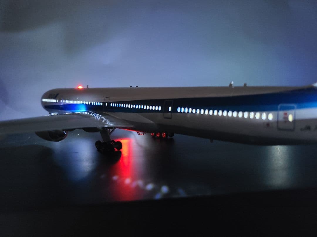 ANA ボーイング 777-300LED仕様 完成品
