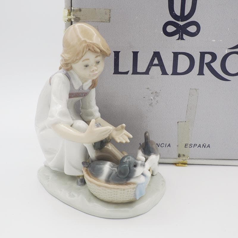 リヤドロ 5595 こっそりお外へ 仔犬 スペイン 少女 フィギュリン 【絶版】