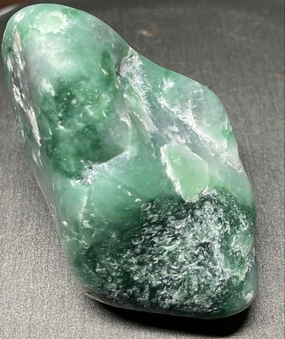 ［金山谷の緑色］　翠色の透過　糸魚川翡翠42g ヒスイ　ひすい