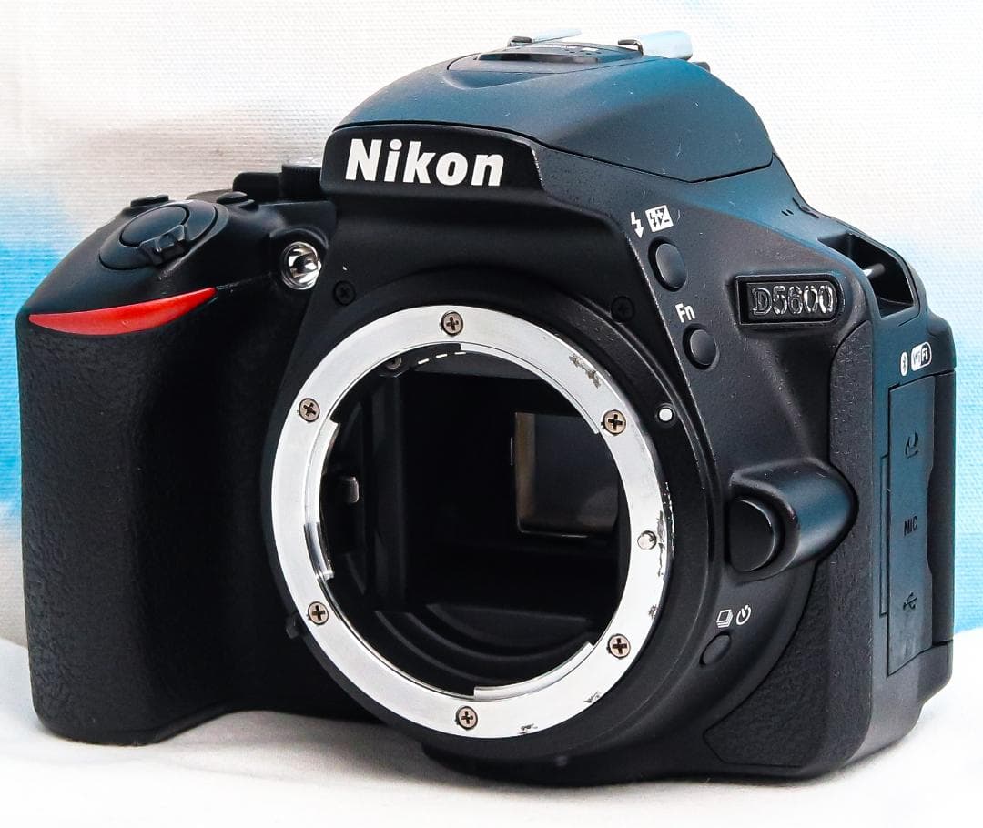 美品 ニコン Nikon D5600⭐️スマホ転送機能付⭐️高性能一眼レフ⭐️