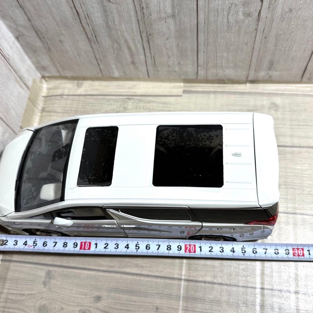 1/18 トヨタ アルファード ホワイト 電動ドア付き　ダイキャスト　ミニカー