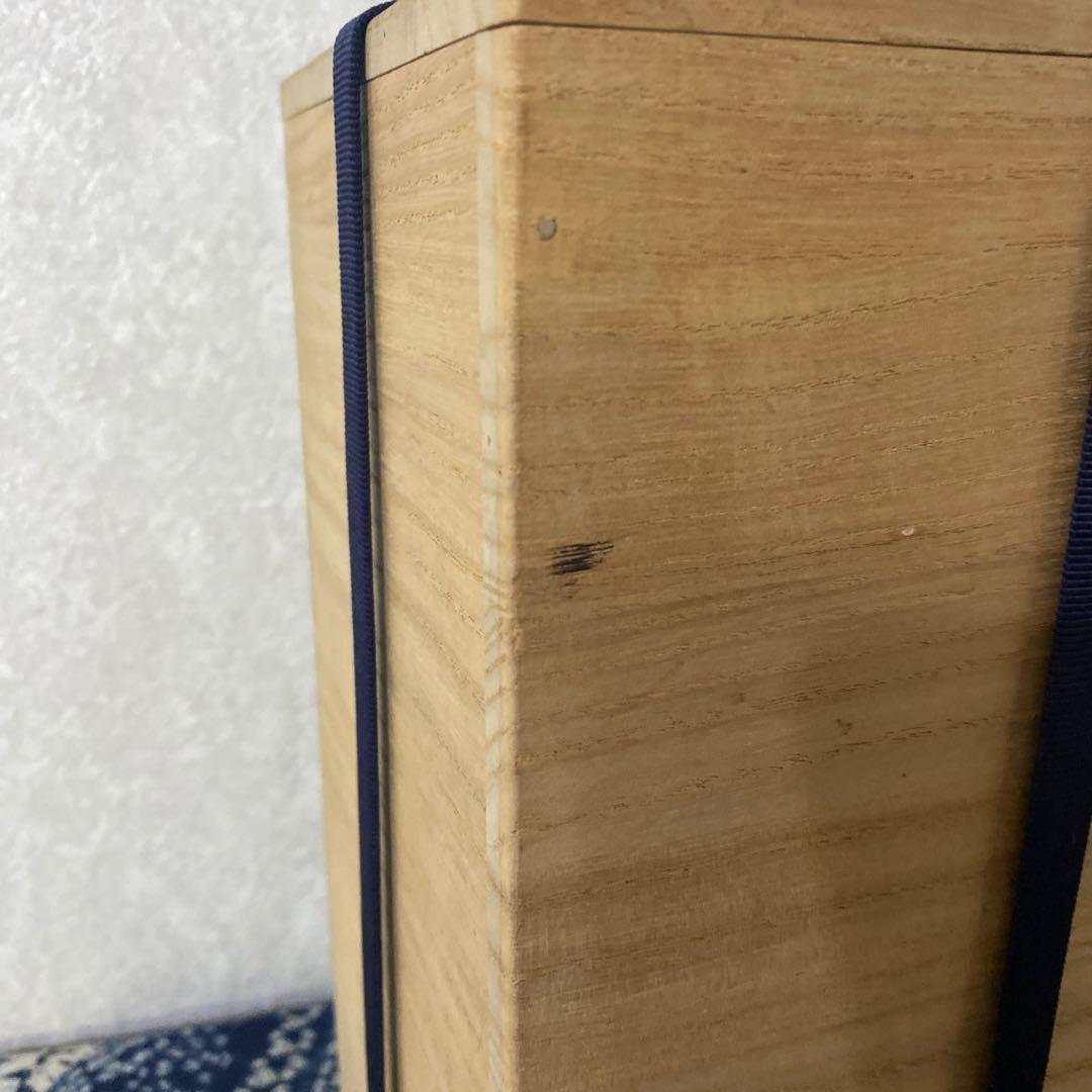 人間国宝　井上萬二　白磁緑釉牡丹文耳付花瓶