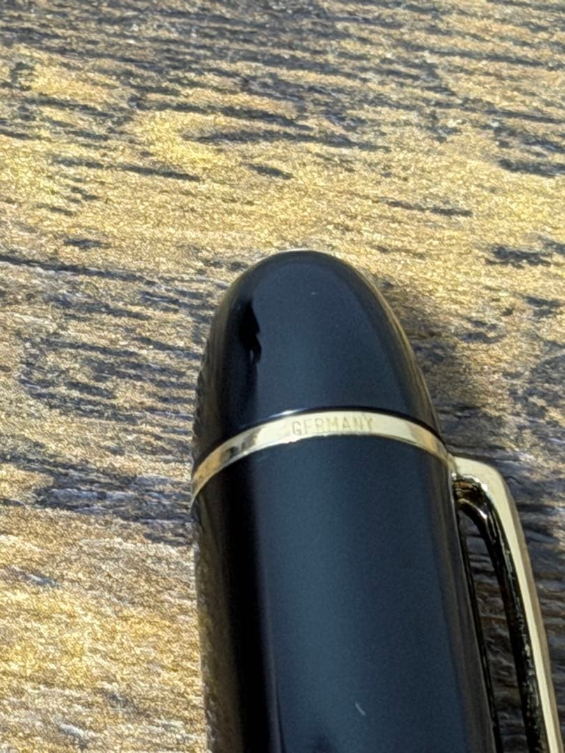 未使用に近い　シール付　ヘミングウェイ芯 18K 中白 モンブラン　万年筆　中字