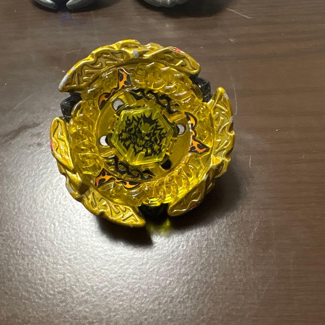 ベイブレード 金色と黒色 パーツ