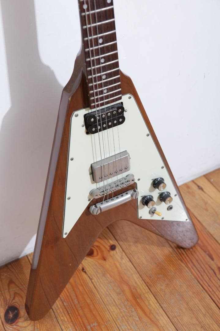 Flying V（メーカー不明／DuncanフロントPU・Schallerペグ）