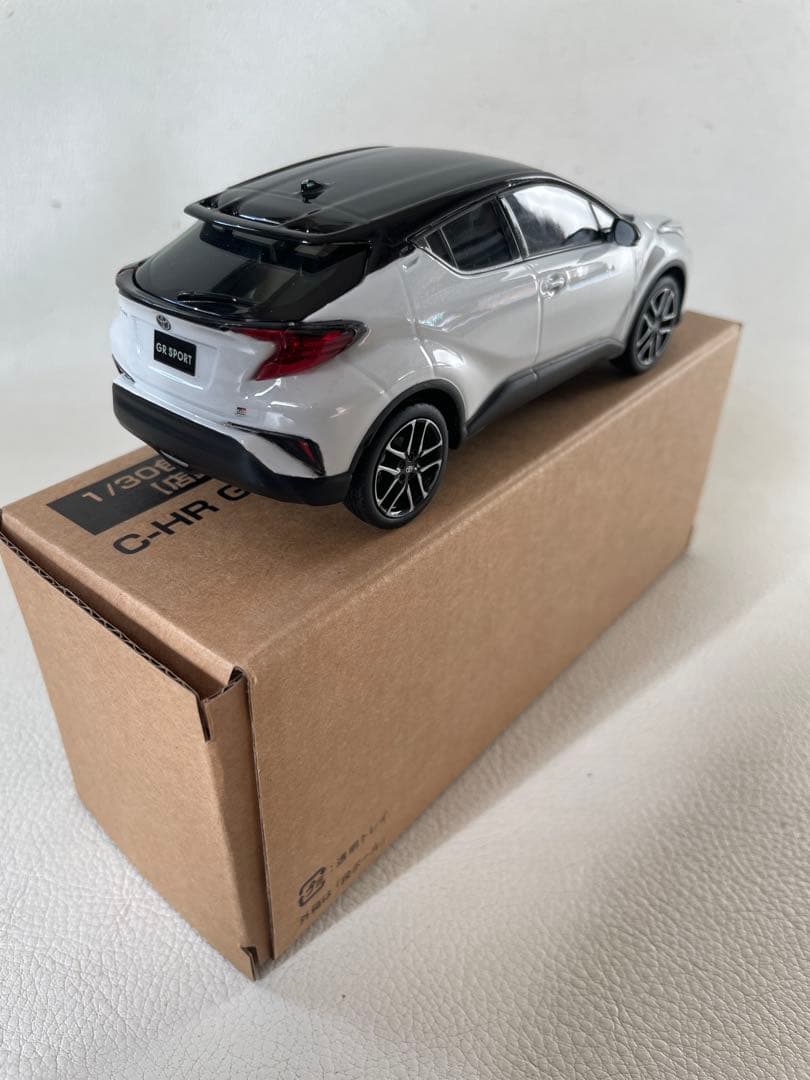 トヨタ C-HR GRスポーツ ⑦ 2NA 黒×ホワイトパールクリスタルシャイン