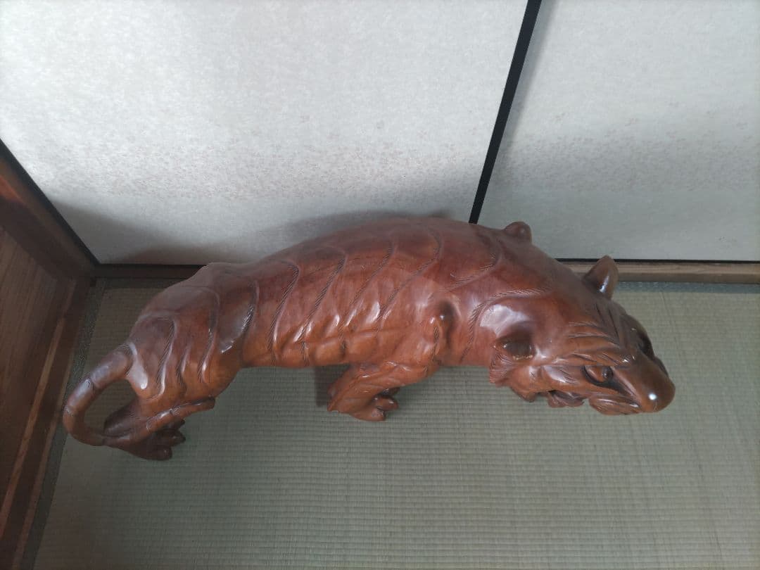 木彫りの虎