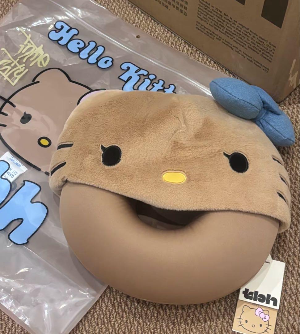 新品正規品　海外限定Hello Kitty x TBH ネックピロー