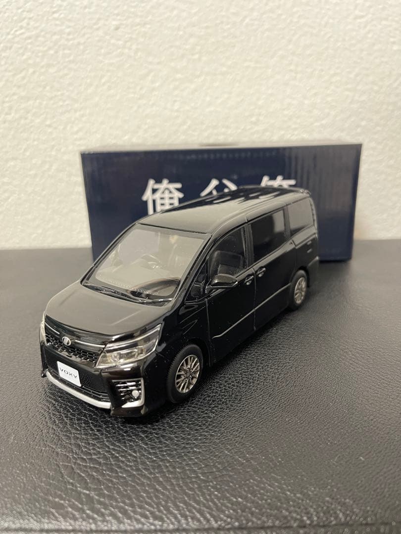 トヨタ Voxy ミニカー 1/43 ブラック